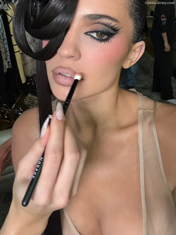 Kylie Jenner photo 23 of 4071