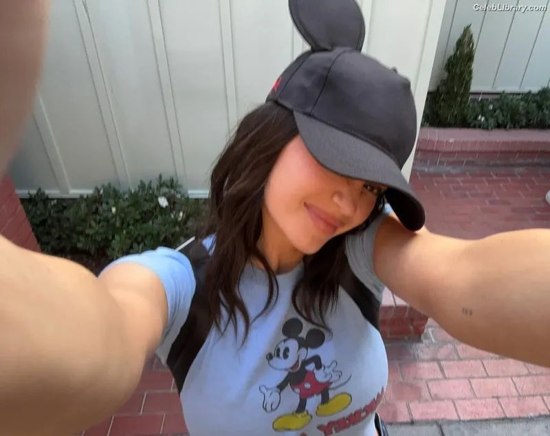 Kylie Jenner photo 10 of 4071