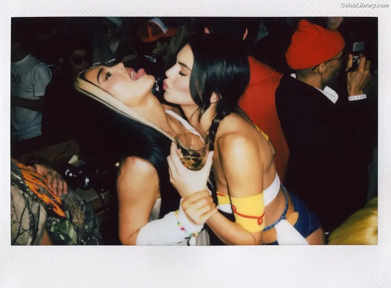 Kylie Jenner photo 11 of 4071