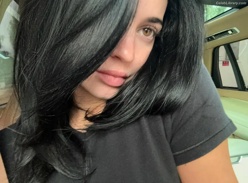 Kylie Jenner photo 13 of 4071