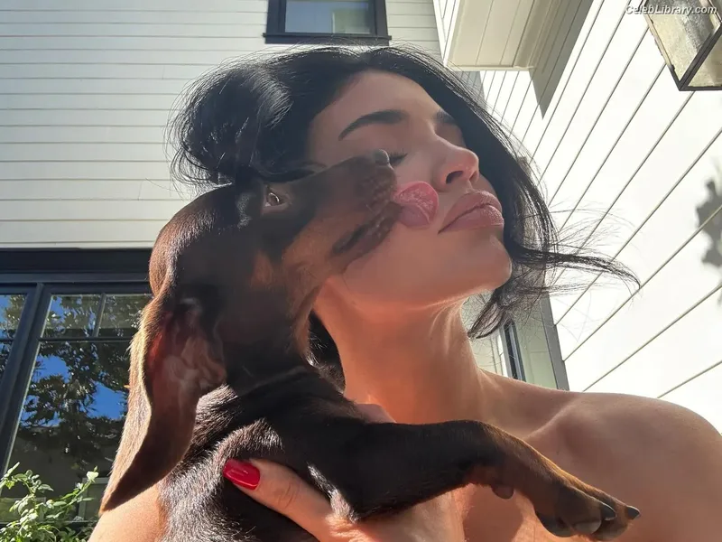Kylie Jenner photo 14 of 4071