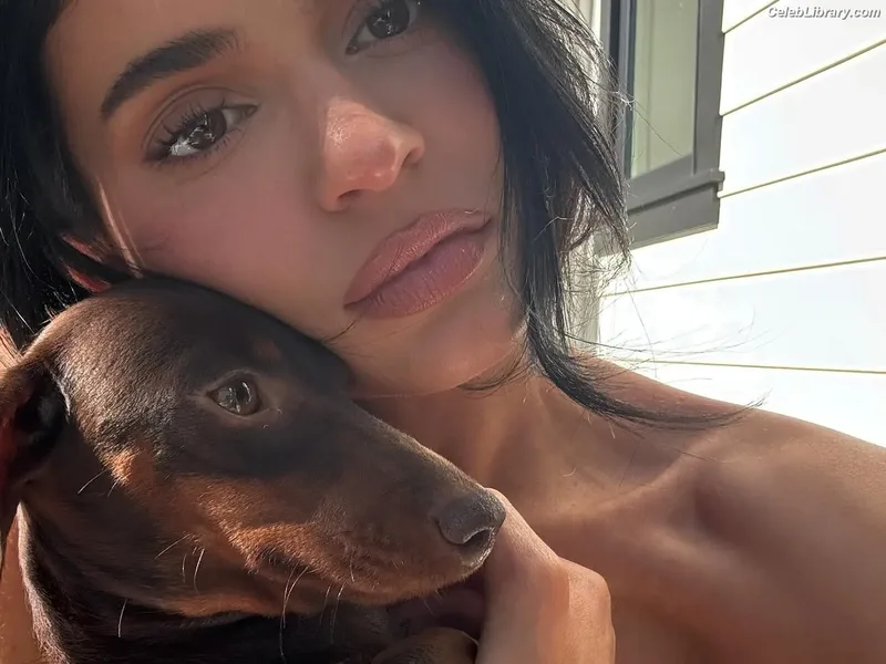 Kylie Jenner photo 15 of 4071