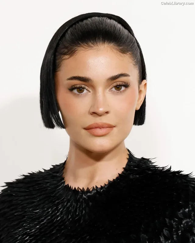 Kylie Jenner photo 20 of 4071