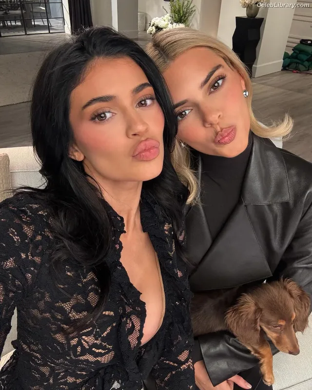 Kylie Jenner photo 1 of 4071