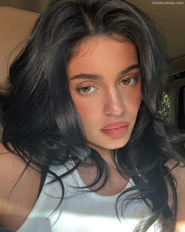 Kylie Jenner photo 2 of 4071