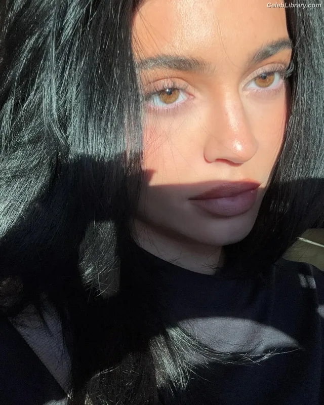 Kylie Jenner photo 8 of 4071