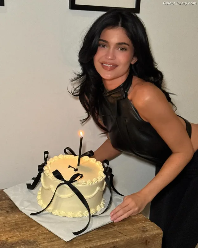 Kylie Jenner photo 11 of 4071