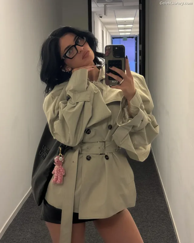 Kylie Jenner photo 16 of 4071