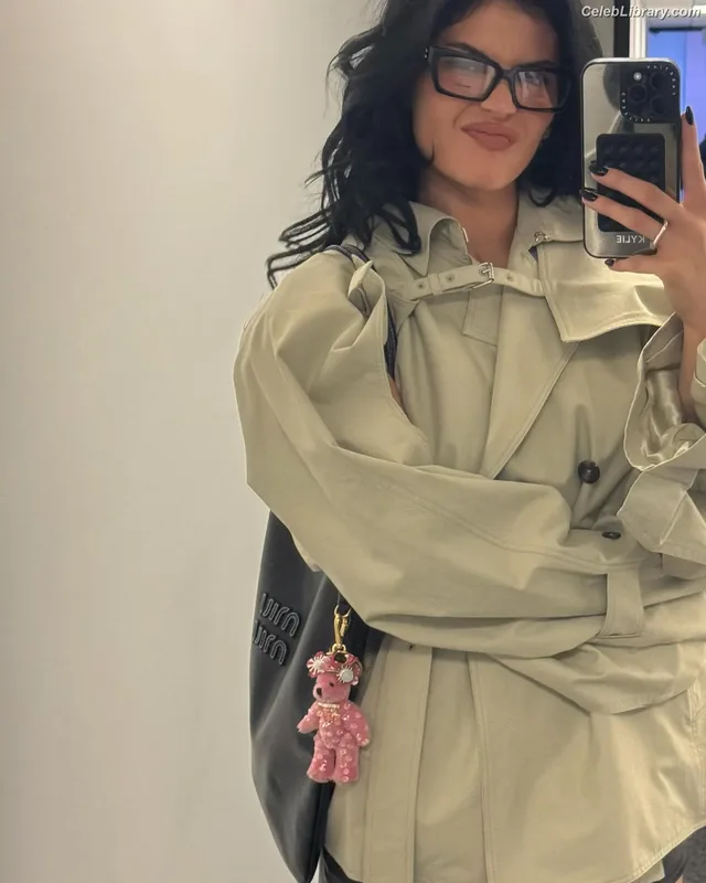 Kylie Jenner photo 18 of 4071