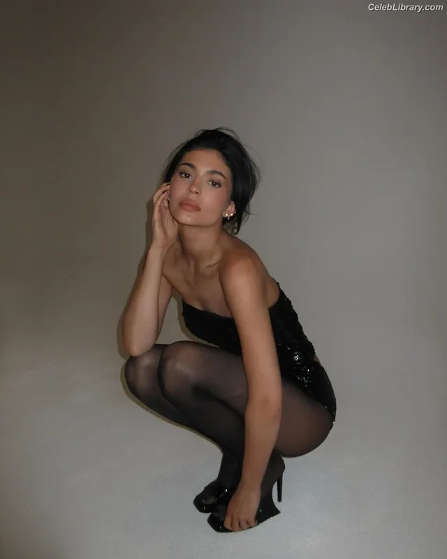 Kylie Jenner photo 24 of 4071