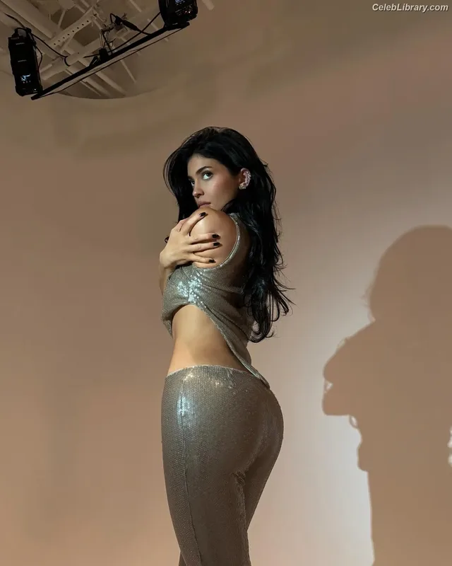 Kylie Jenner photo 3 of 4071