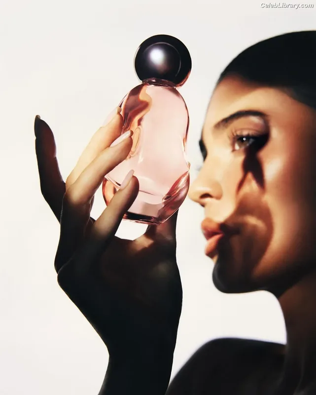 Kylie Jenner photo 10 of 4071