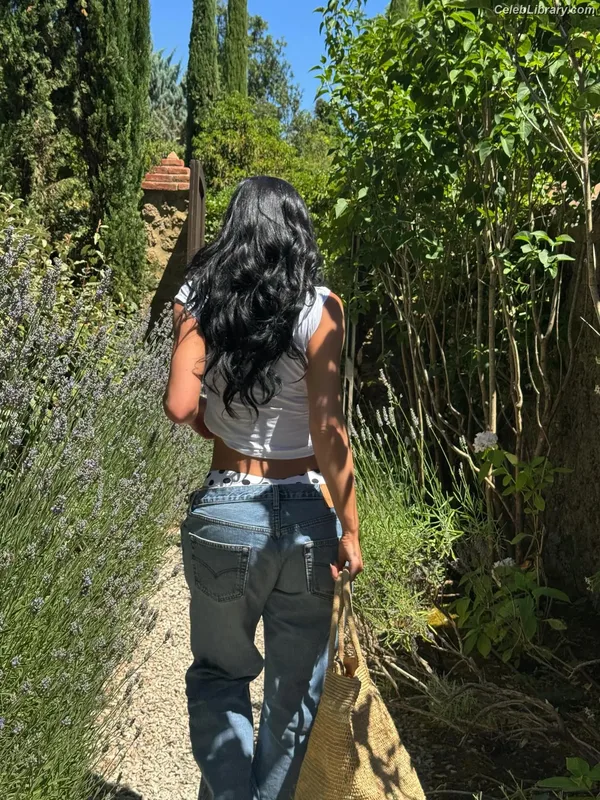 Kylie Jenner photo 13 of 4071