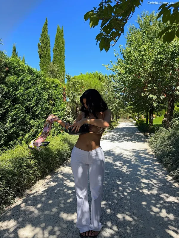 Kylie Jenner photo 14 of 4071