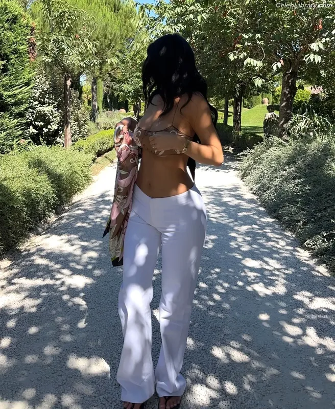 Kylie Jenner photo 16 of 4071
