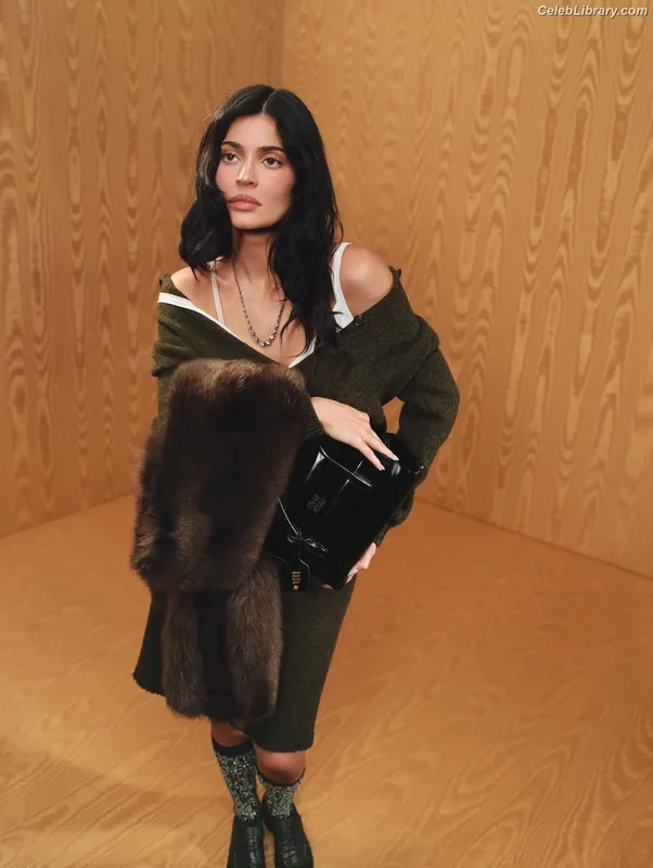 Kylie Jenner photo 23 of 4071