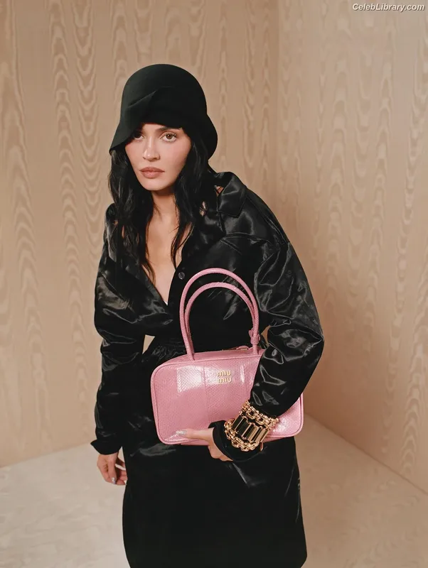 Kylie Jenner photo 4 of 4071