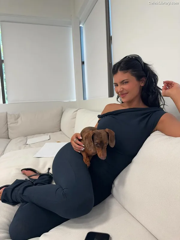 Kylie Jenner photo 5 of 4071