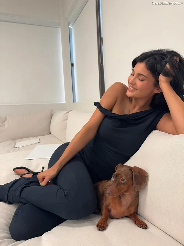 Kylie Jenner photo 6 of 4071
