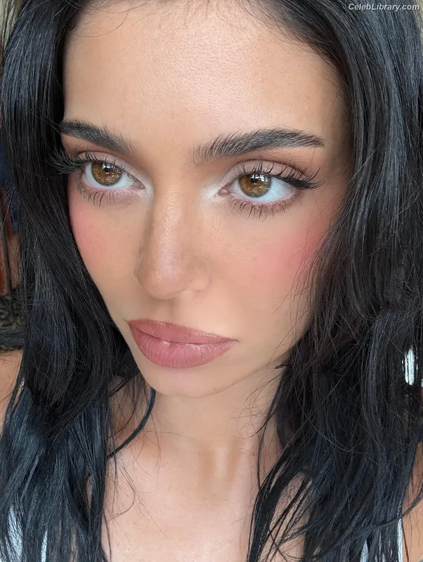 Kylie Jenner photo 9 of 4071