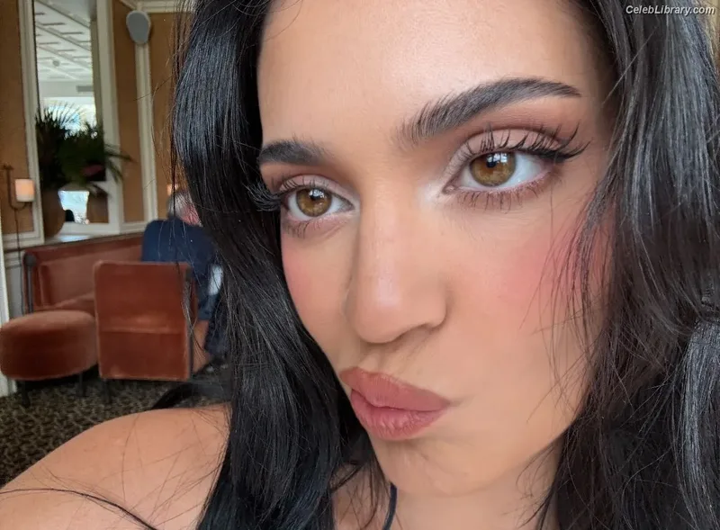 Kylie Jenner photo 13 of 4071