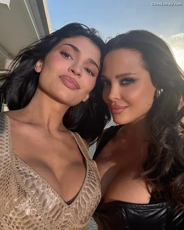 Kylie Jenner photo 15 of 4071