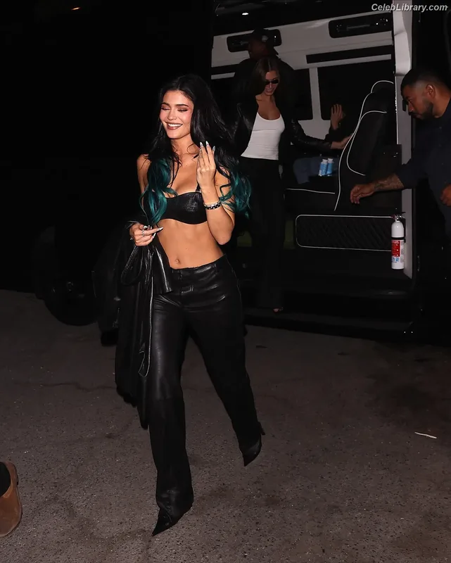 Kylie Jenner photo 21 of 4071