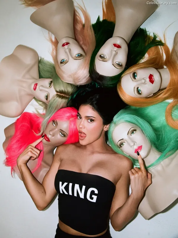 Kylie Jenner photo 24 of 4071