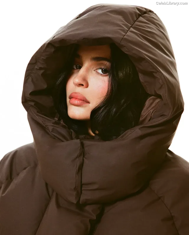 Kylie Jenner photo 2 of 4071