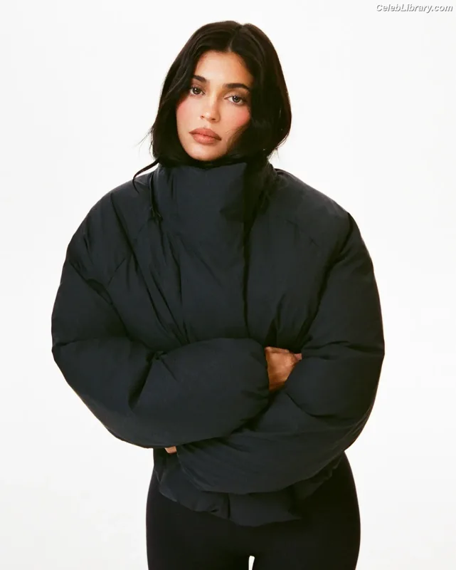 Kylie Jenner photo 3 of 4071