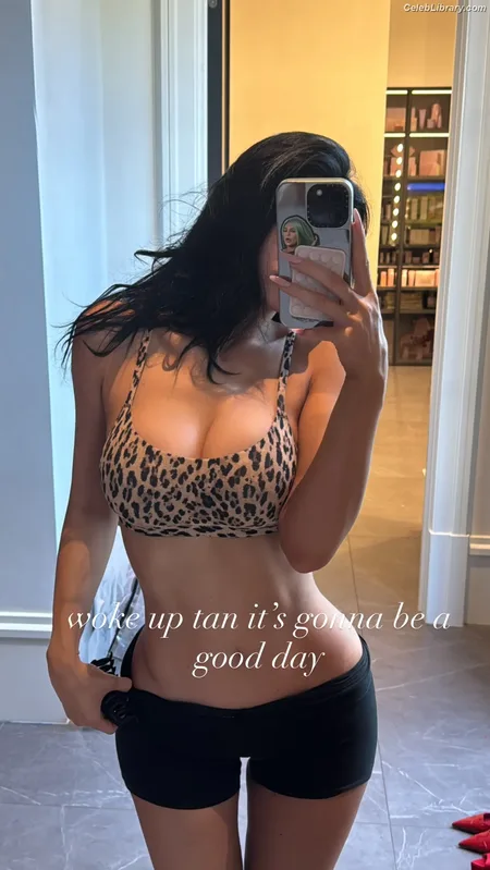 Kylie Jenner photo 4 of 4071
