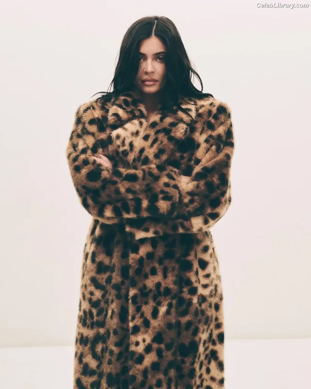 Kylie Jenner photo 5 of 4071