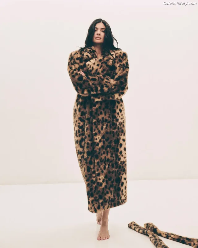 Kylie Jenner photo 6 of 4071
