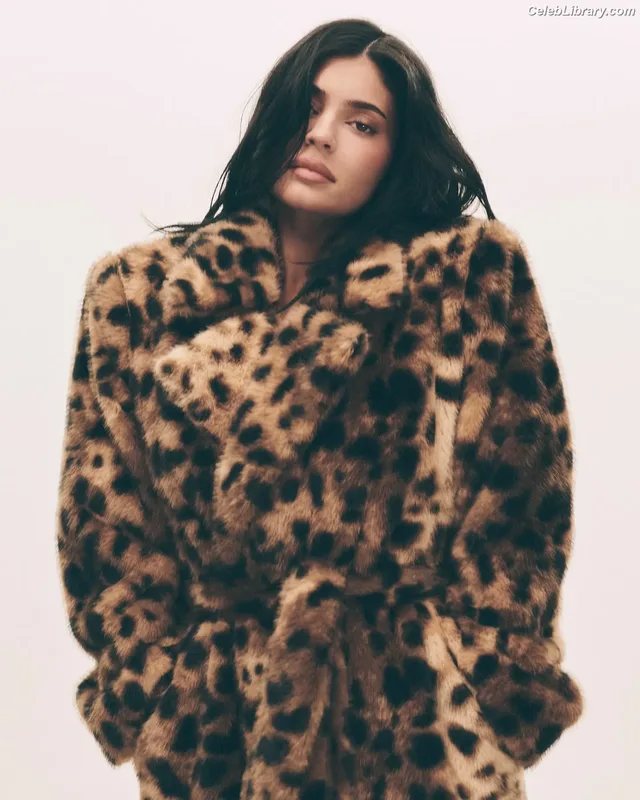 Kylie Jenner photo 7 of 4071