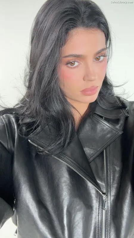 Kylie Jenner photo 8 of 4071