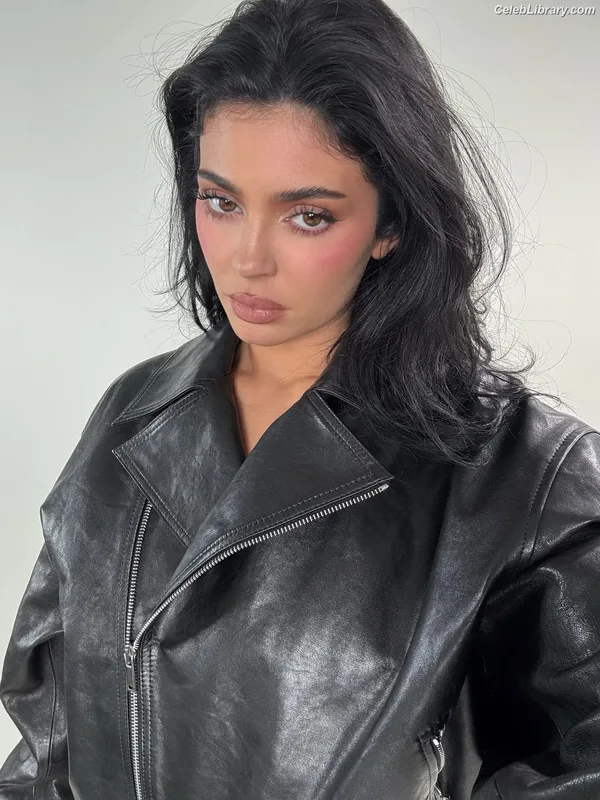 Kylie Jenner photo 9 of 4071