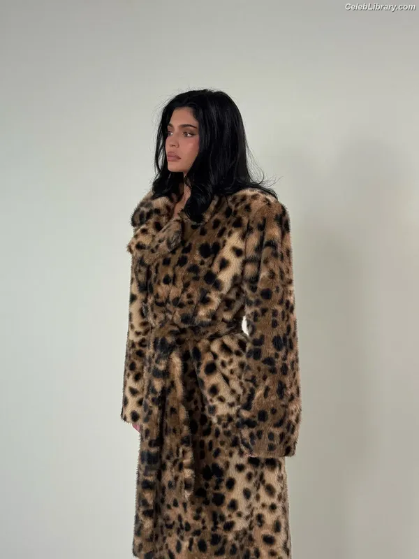 Kylie Jenner photo 10 of 4071