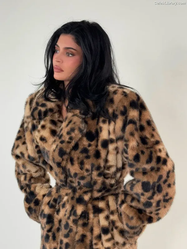 Kylie Jenner photo 12 of 4071