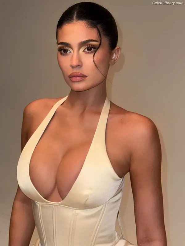 Kylie Jenner photo 13 of 4071