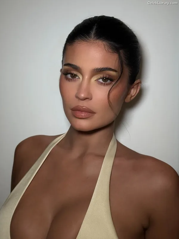 Kylie Jenner photo 14 of 4071