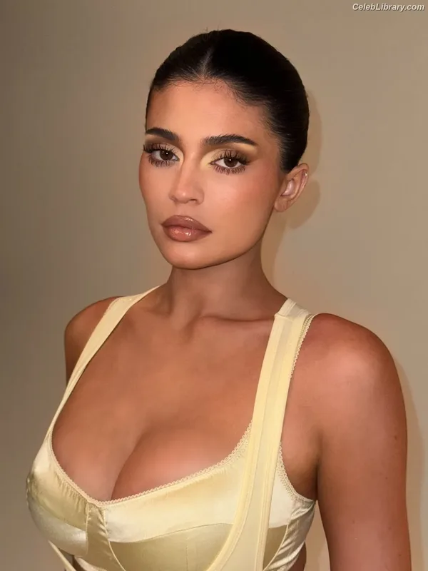 Kylie Jenner photo 15 of 4071