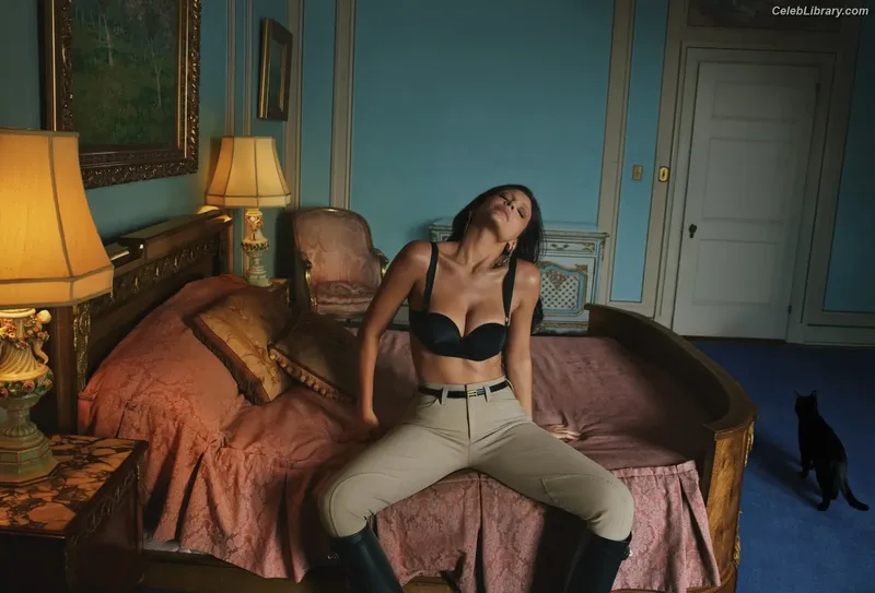 Kylie Jenner photo 1 of 4071
