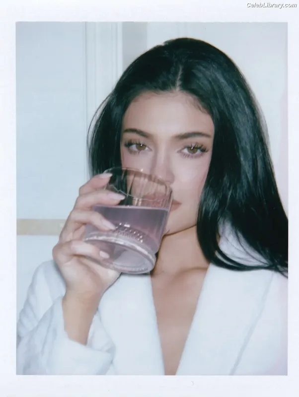 Kylie Jenner photo 4 of 4071