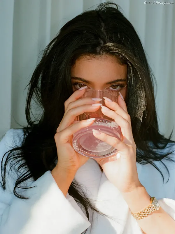 Kylie Jenner photo 5 of 4071