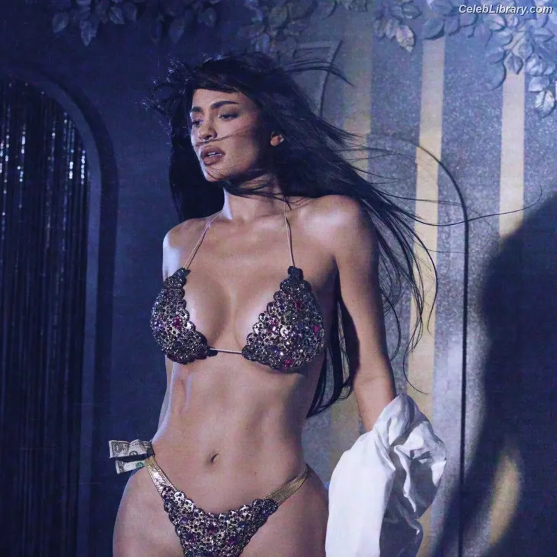 Kylie Jenner photo 1 of 4071