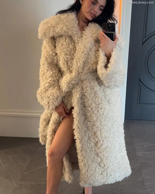 Kylie Jenner photo 10 of 4071