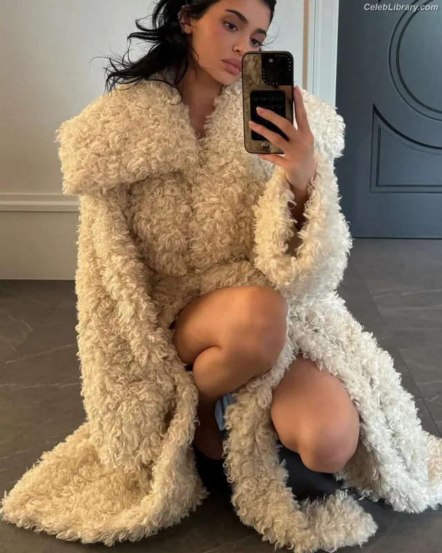 Kylie Jenner photo 11 of 4071