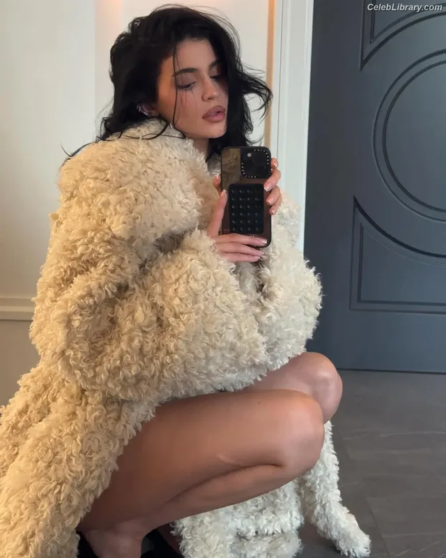 Kylie Jenner photo 12 of 4071