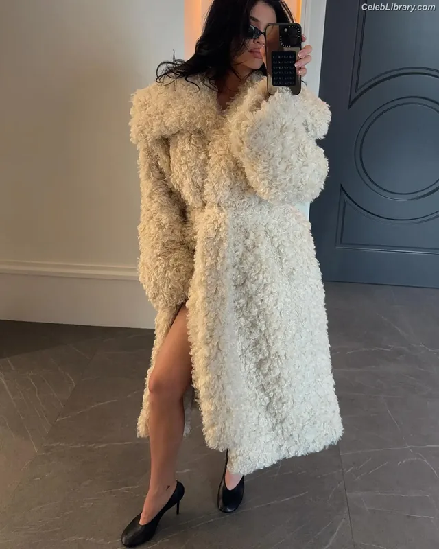 Kylie Jenner photo 13 of 4071