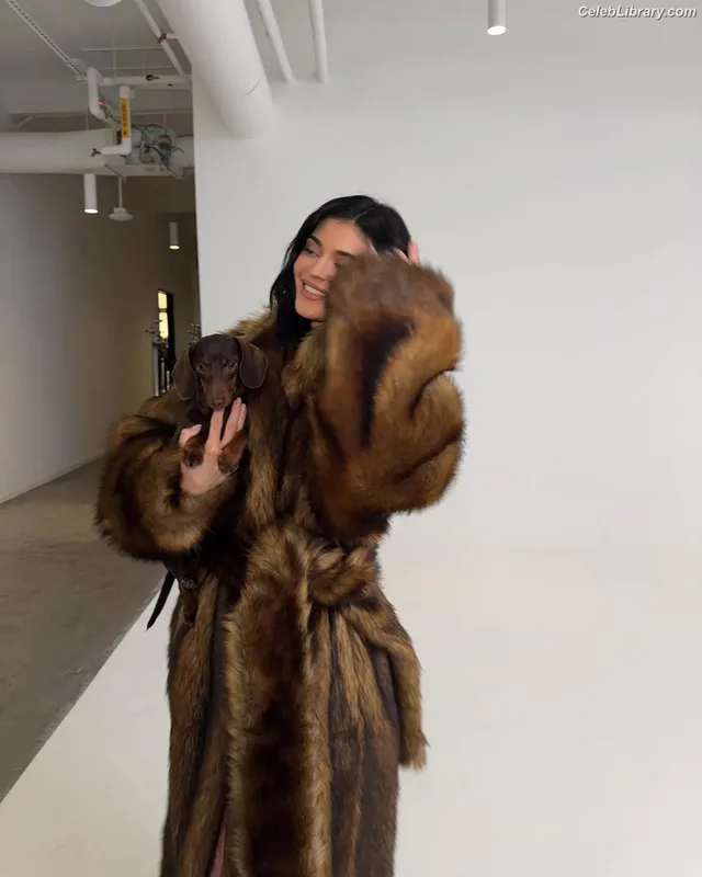 Kylie Jenner photo 24 of 4071